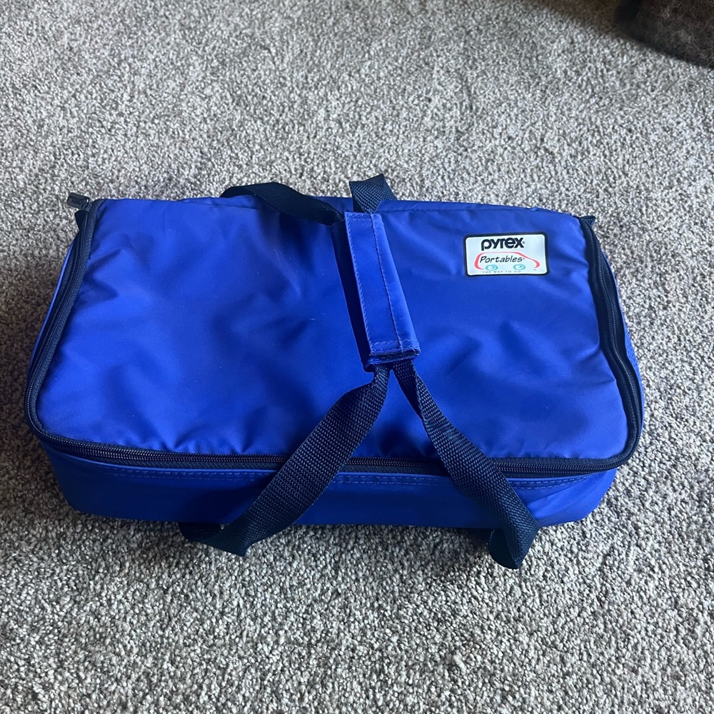 Pyrex Blue Insulated royal blue travel case. Holds up to 7 x 12 pan
